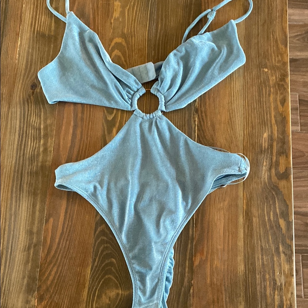 Princess Polly shimmery blue‎ bodysuit